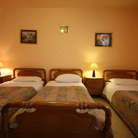 Sofia בית הארחה 3*